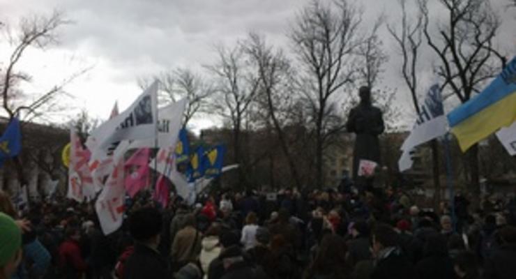В Киеве проходит митинг в защиту Гостиного двора: активисты насчитали 25 автобусов с Беркутом