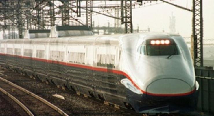 В Японии из-за непогоды сошел с рельсов пассажирский поезд