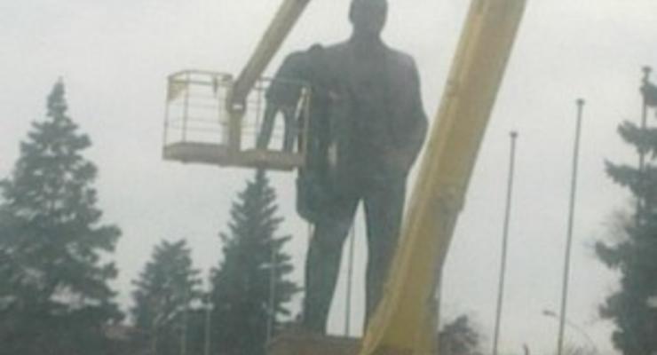 В Енакиево неизвестные разрисовали памятник Ленину красной и белой красками