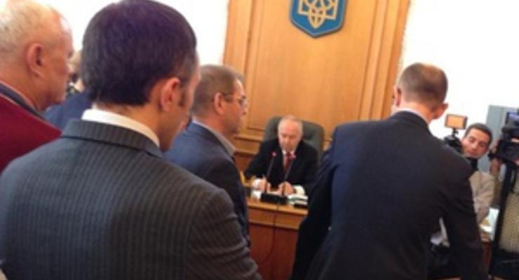 Оппозиция требует отозвать иск о лишении Власенко мандата депутата, грозится заблокировать Раду