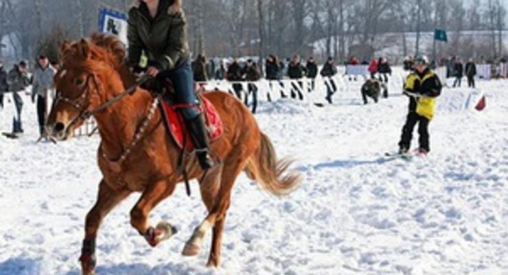 Конь, лыжи, девушка: в Киеве прошли первые соревнования по скъерингу