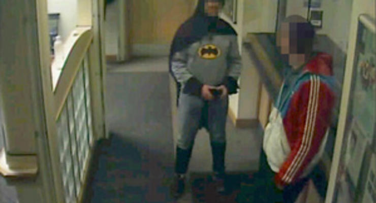 Британец в костюме Бэтмена привел преступника в отделение полиции