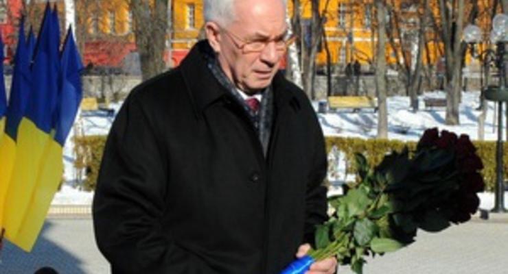 Азаров принял участие в церемонии возложения цветов к памятнику Шевченко