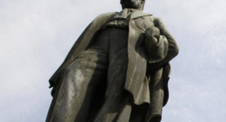 Неизвестные сорвали ленту с венка, который комсомольцы возложили к памятнику Шевченко во Львове