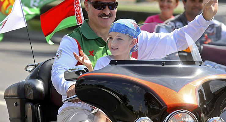 Сын Лукашенко: получил пистолет и объездил весь свет