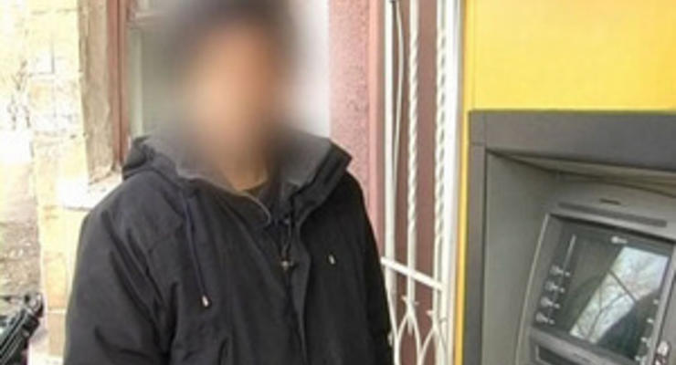 Двое жителей Енакиево ограбили американца, снявшего в банкомате крупную сумму денег