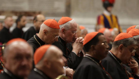 Перед конклавом кардиналов отпустили помолиться