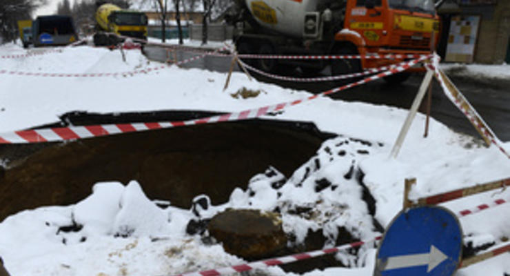 Огромная яма: в Киеве в очередной раз провалился асфальт
