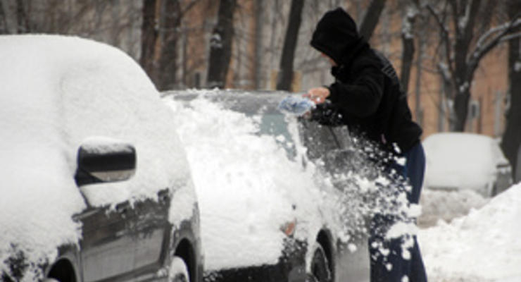 Снегопад ухудшил ситуацию на дорогах Киева