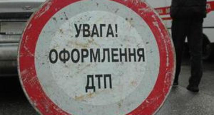 Участок трассы Киев-Одесса заблокирован из-за рассыпанных в результате ДТП бревен и кирпичей