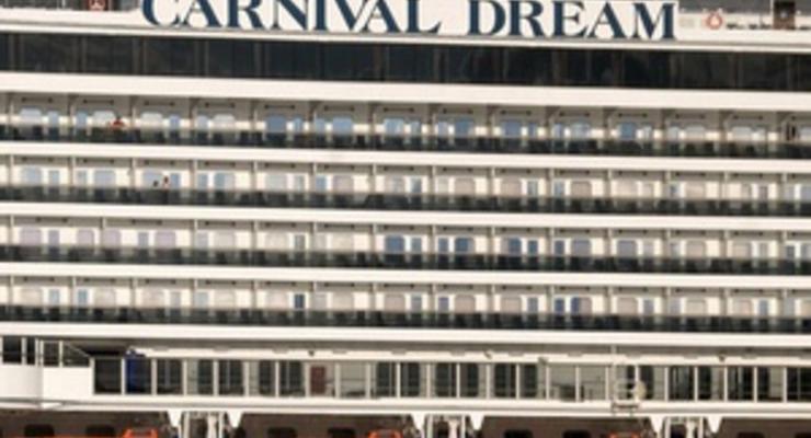 Пассажиров лайнера Carnival Dream, дрейфующего в Карибском море, эвакуируют на самолетах