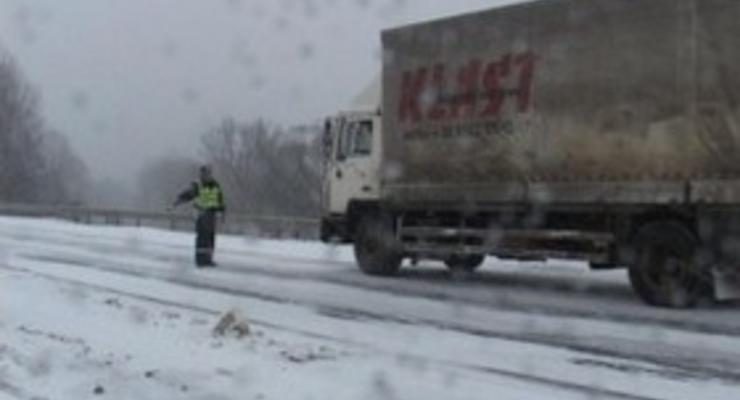 В пяти областях Украины ограничено движение транспорта из-за снега и метелей