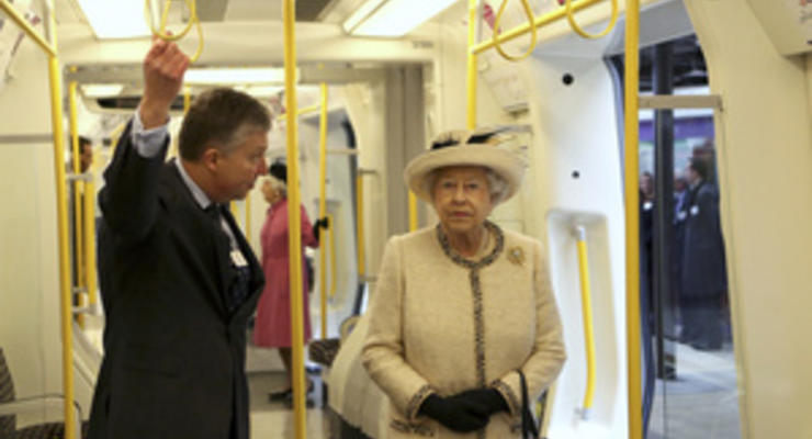 Королева Елизавета II проехалась в лондонском метро