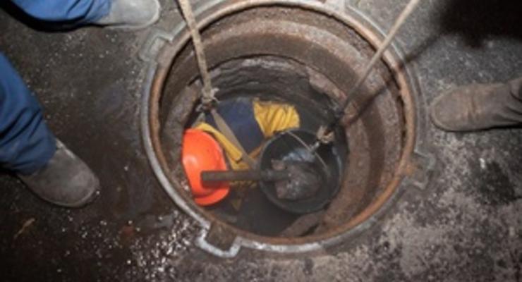 В Киеве на Подоле коммунальщики достали около двух тонн жира из канализации