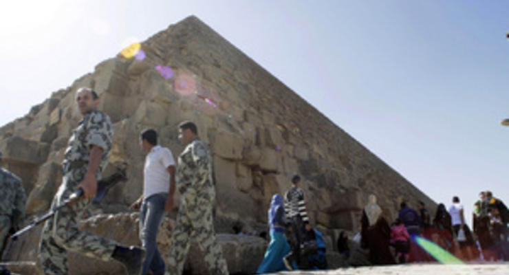 Российские туристы просидели пять часов в гробнице пирамиды Хеопса, а затем взобрались на ее вершину