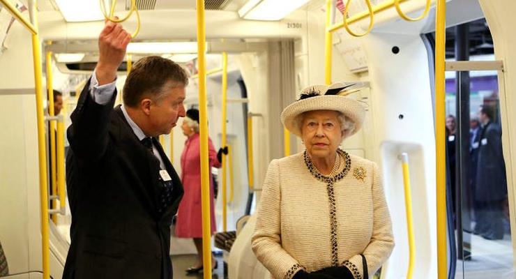 Елизавета II спустилась в метро (ВИДЕО)