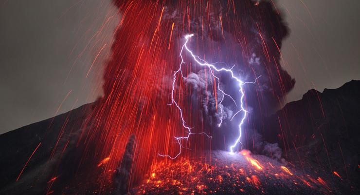Фейерверк природы: невероятно красивое извержение вулкана в Японии (ФОТО)