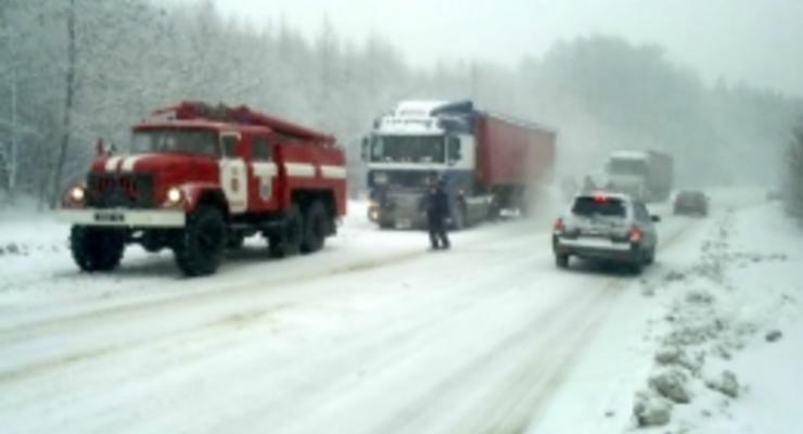 В Киеве продолжают ликвидировать последствия снежной стихии: из заторов освобождено более 500 авто