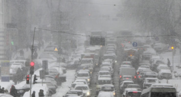 Снегопад в Киеве: на столичных дорогах шестибальные пробки