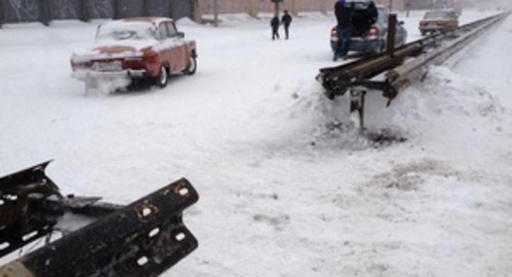 В Киеве на Шулявке водители спилили отбойник, чтобы выбраться из пробки