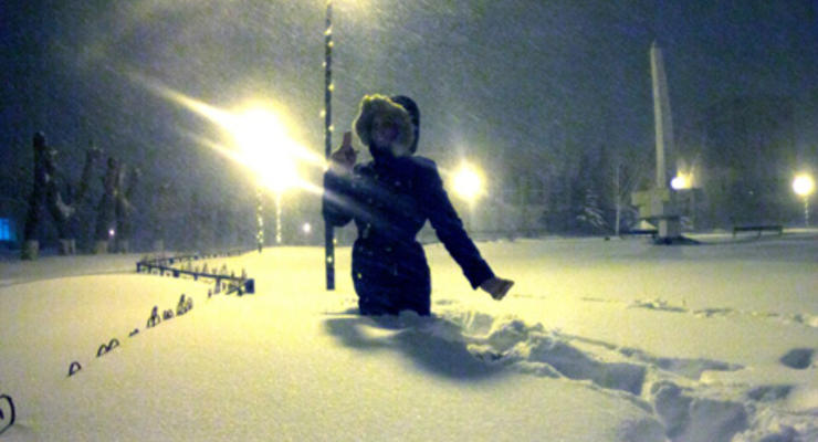 Снегопад в Киеве: Рада в сугробах, БТРы на улицах (ФОТО)