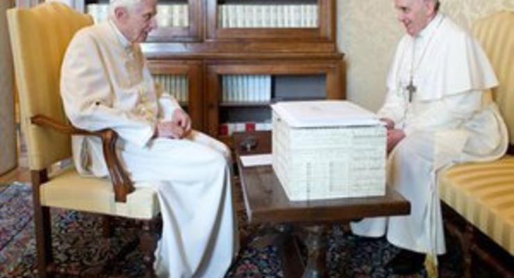 Впервые в истории состоялась встреча Папы Римского с его предшественником