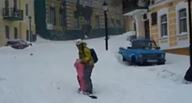 Сноубордисты покорили центр утонувшего в сугробах Киева