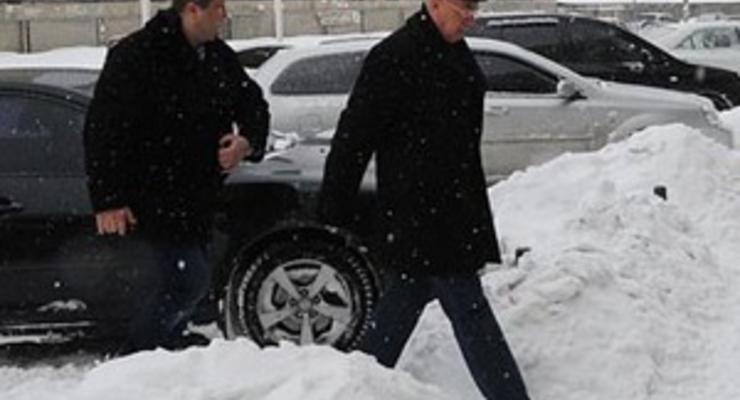 Во время инспекции по Киеву Азаров застрял в снежном заносе на Дарницком мосту