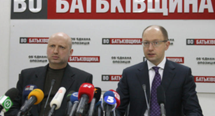 Оппозиция заявила о давлении на трех депутатов и членов их семей