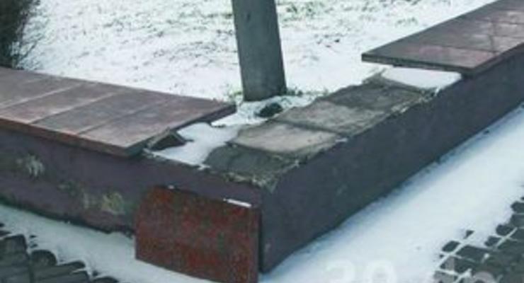 В Енакиево из городского парка украли гранитные плиты