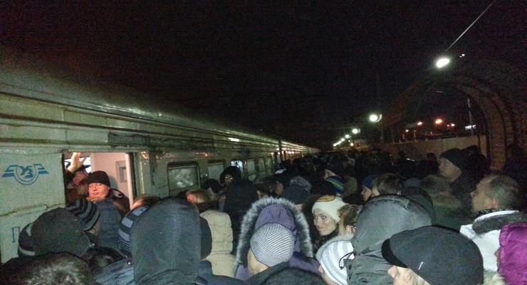 В Киеве отменили электрички, на платформах толпы