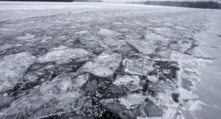 Сегодня 90 пиротехнических групп начнут подрывать лед для прохождения воды в украинских водоемах