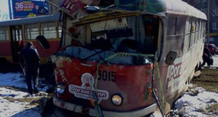В Харькове трамвай сошел с рельсов, врезался в столб и перекрыл движение