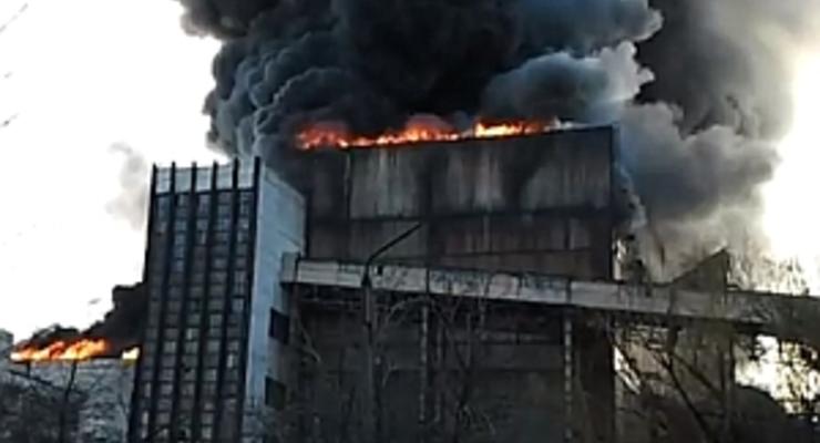 Пожарные не могут потушить огонь на Углегорской ТЭС, уничтожены четыре энергоблока