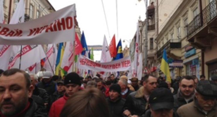 Около 10 тысяч жителей Черновцов принимают участие в акции Вставай, Украина!