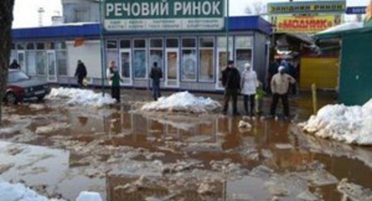 В Киеве возле станции метро Святошин частично были затоплены улицы