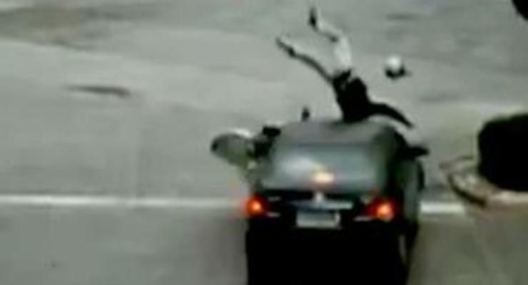 В Китае мотоциклист избежал смерти после столкновения с автомобилем, выпрыгнув на его крышу