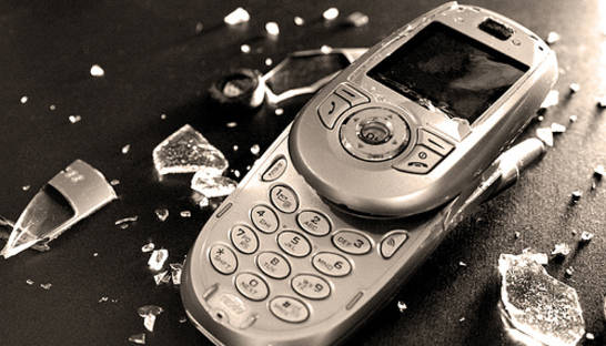 Женщину едва не переехал поезд из-за упавшего телефона (ВИДЕО)