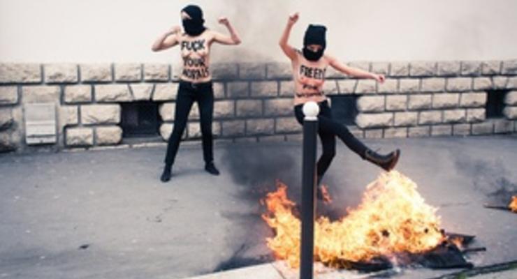 "Топлес-джихад" FEMEN стартовал в Париже сожжением флага салафитов