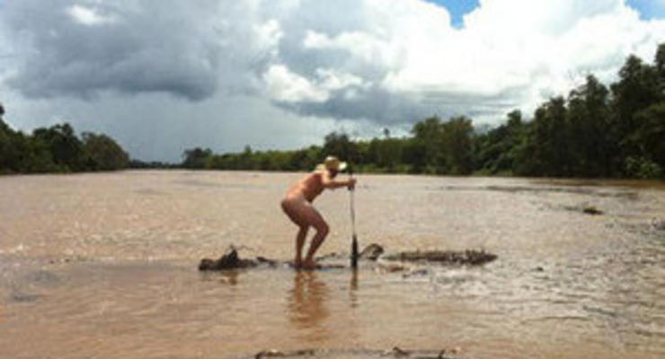 Голый австралиец на спор прыгнул в реку с крокодилами