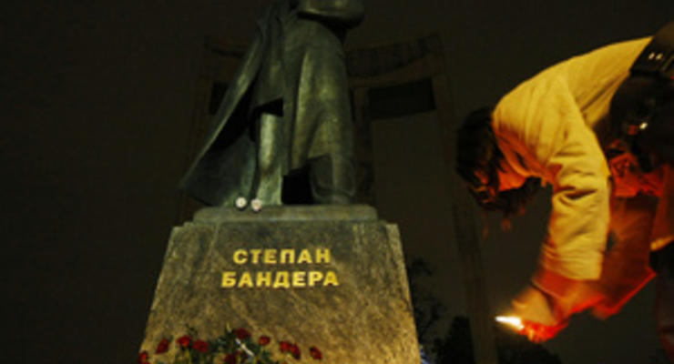 Во Львовской области неизвестные разрушили памятник Бандере
