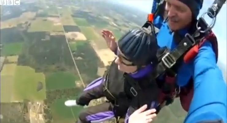 90-летняя бабушка прыгнула с парашютом (ВИДЕО)