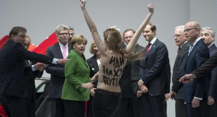 Голые активистки Femen бросились на Путина и Меркель (ФОТО)