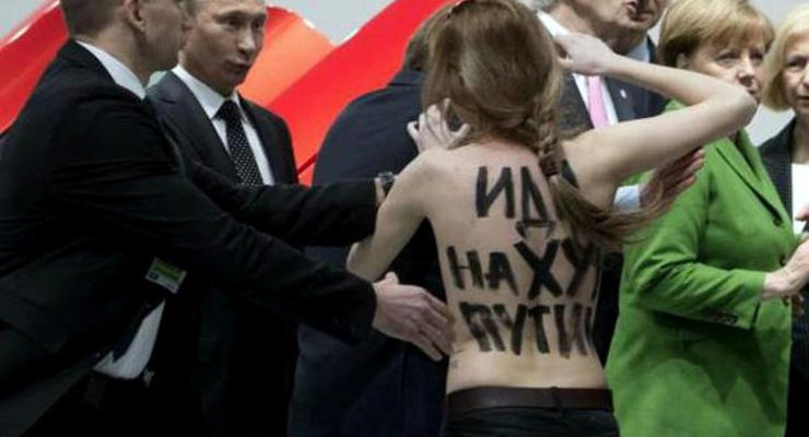 День в фото: Голые Femen напали на Путина и Меркель; коррида в Испании