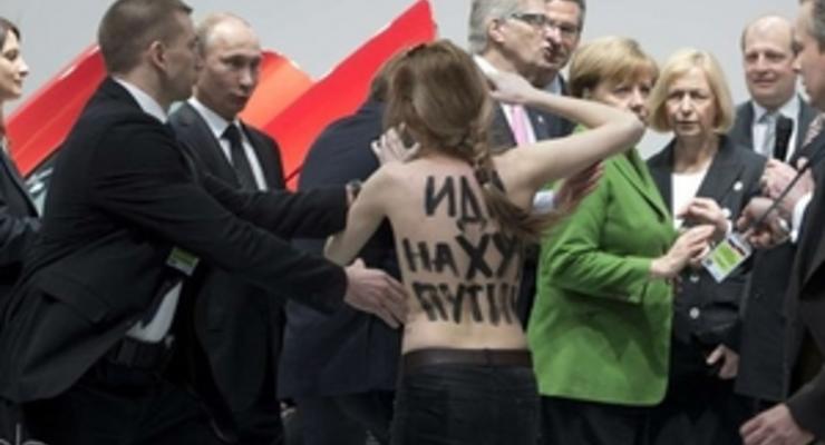 Reuters: Путин высмеял топлес-протест против его "диктатуры"