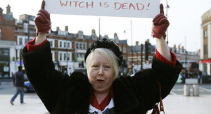 Сотни британцев отметили смерть Тэтчер уличными парадами