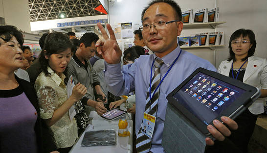 Иная Северная Корея: планшеты, боулинг и супер-стадион (ФОТО)