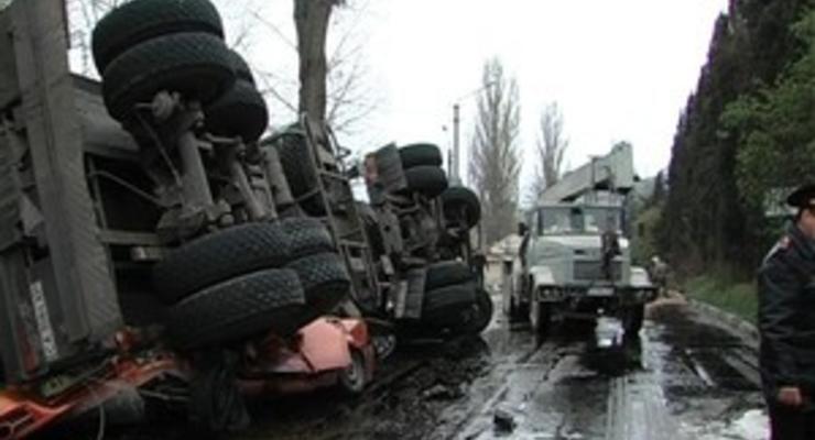 В Балаклаве прицеп 16-тонного бензовоза перевернулся на автомобиль: двое погибших