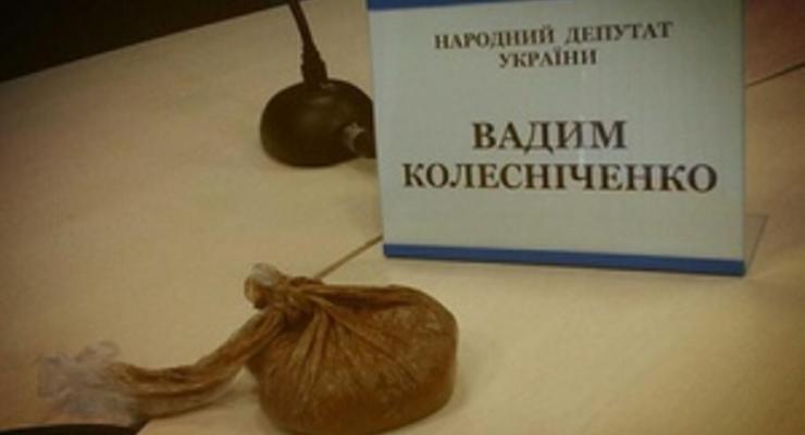 Суд назначил штраф в 51 грн активистке, которая бросила фекалии в Колесниченко