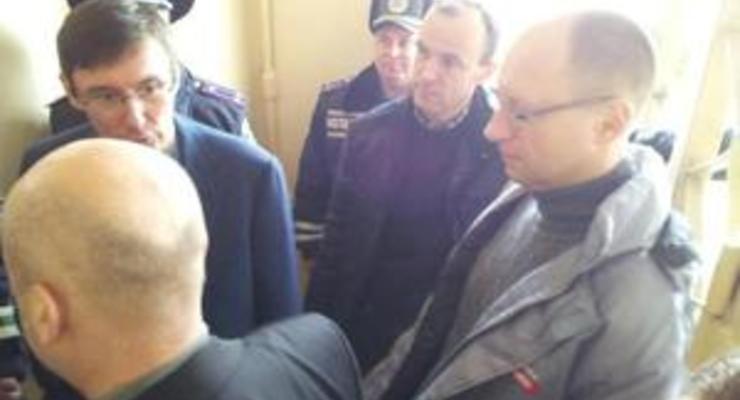Луценко, Яценюка и Турчинова не пускают к Тимошенко
